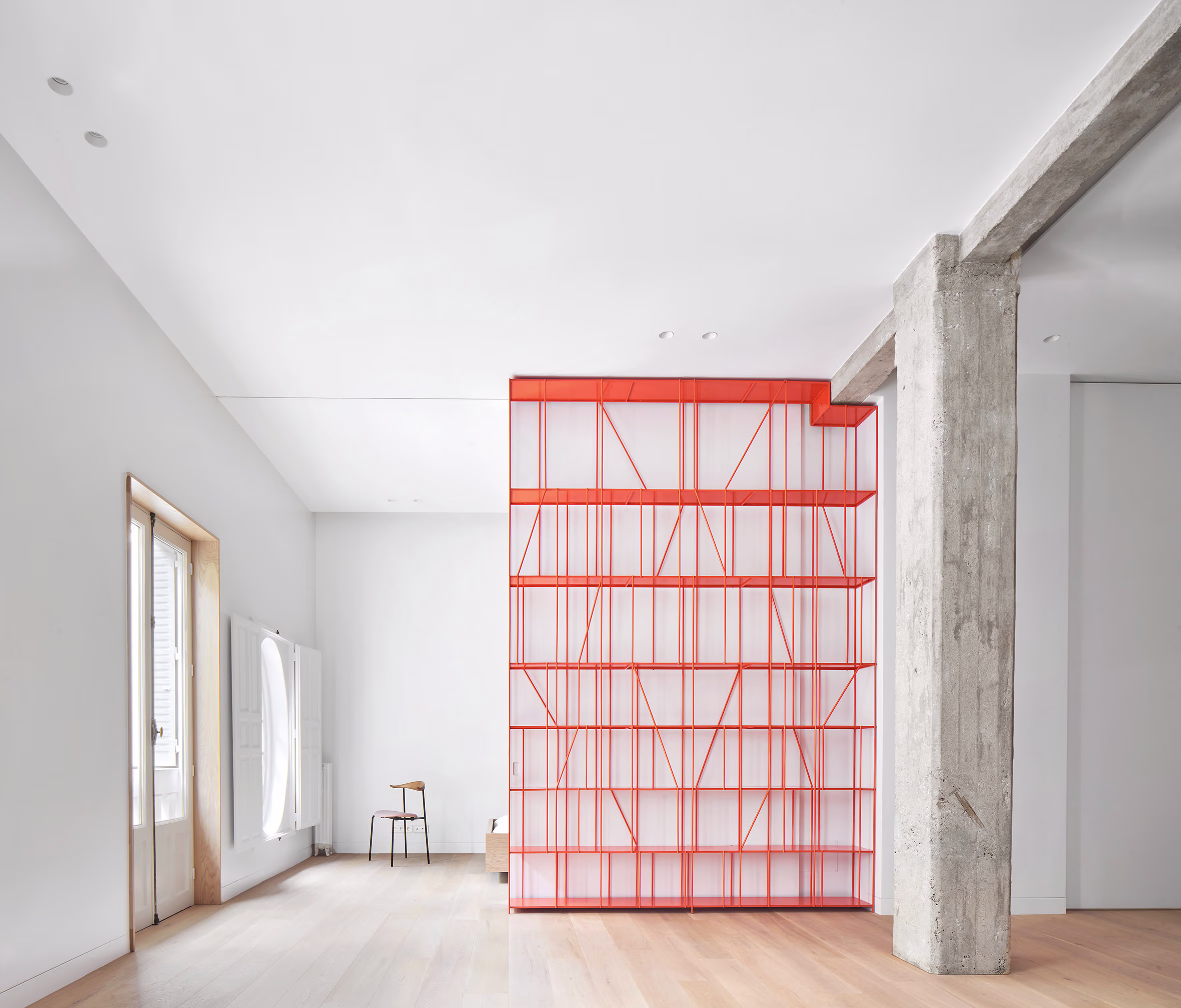 Dizaina vēstījums un valoda šodien (Less is more. Madrid apartment, Lucas y Hernandez Gil studio)