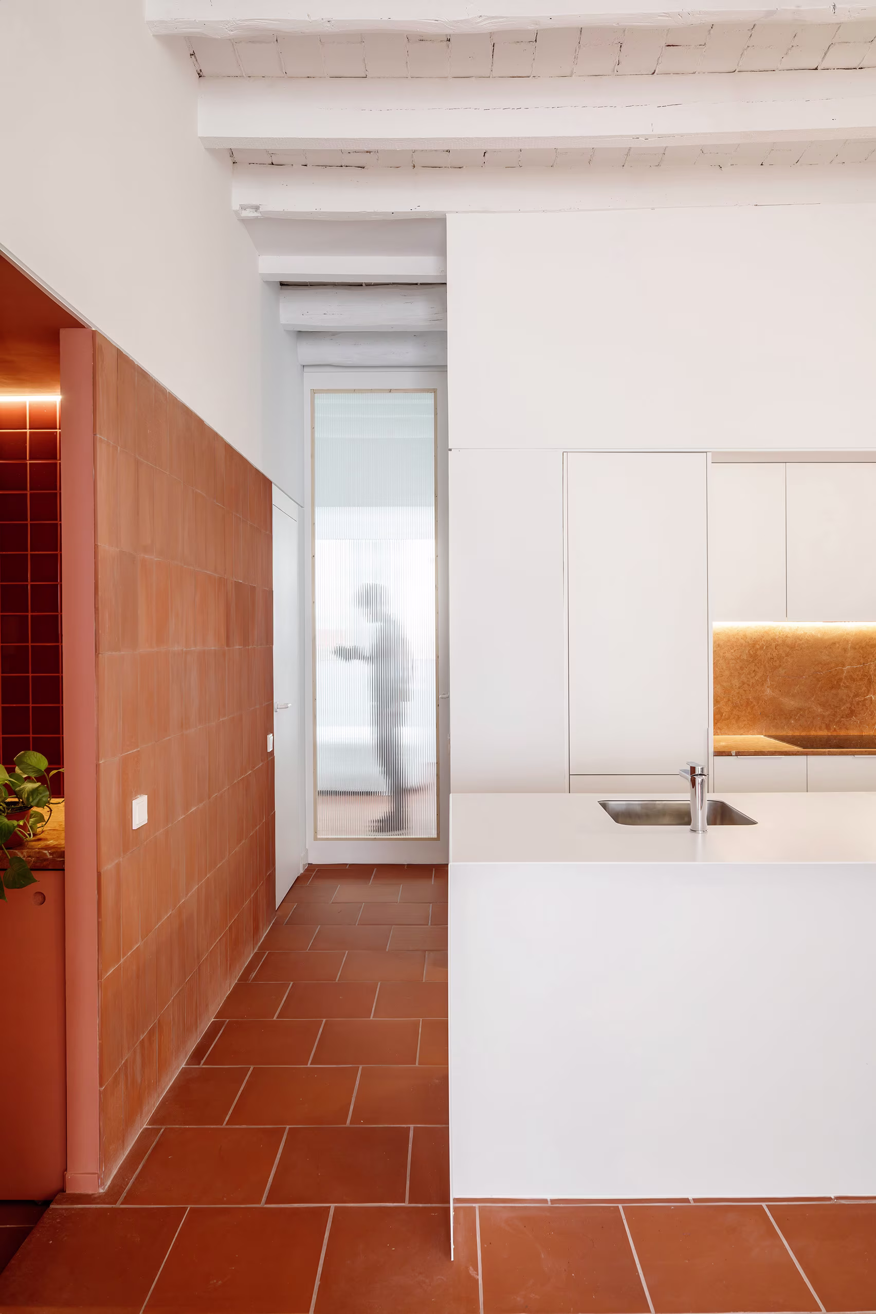 Dizaina vēstījums un valoda šodien (Less is more. Barcelona apartment La Odette, CRU architecture studio)