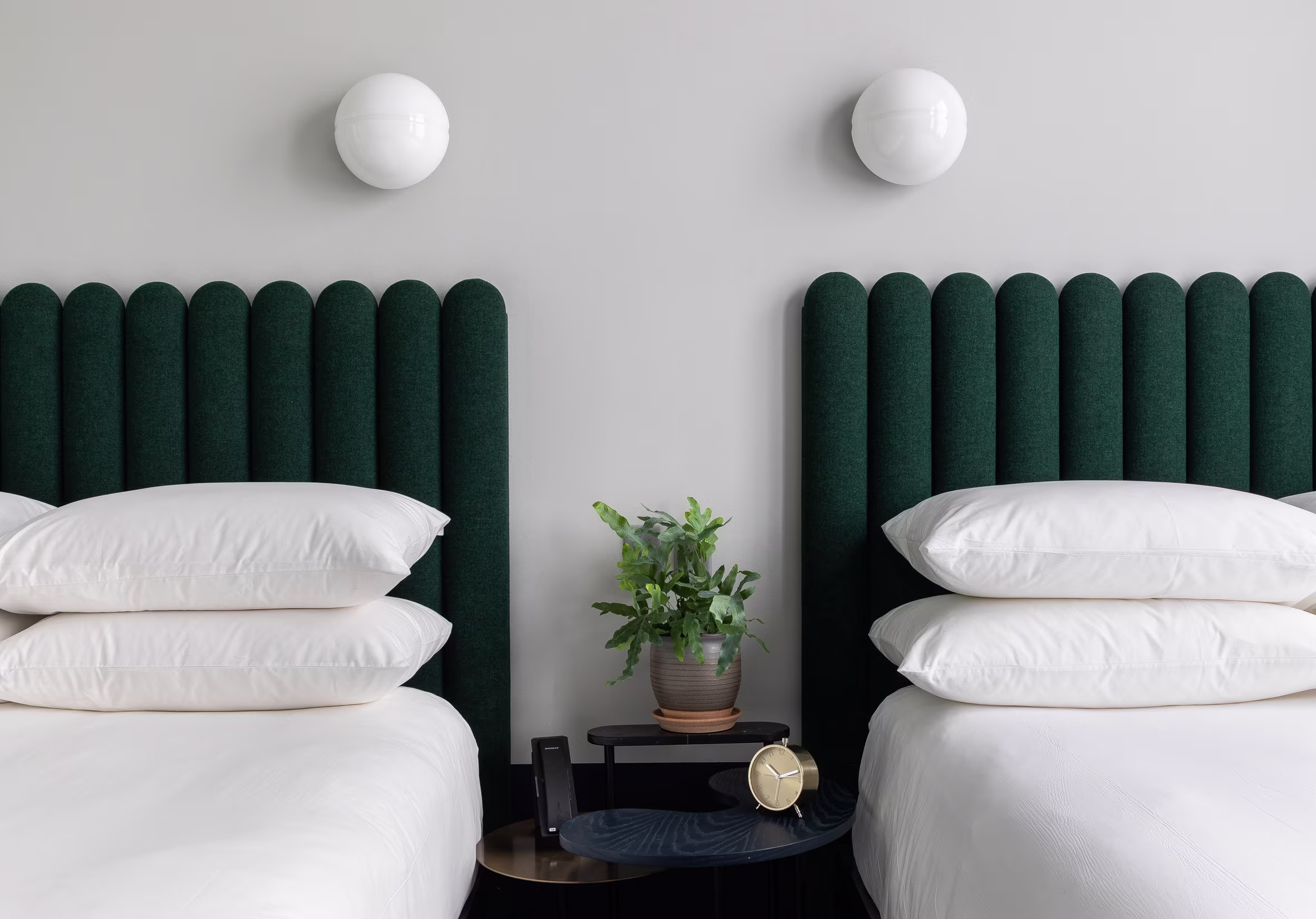 No tendencēm uz pārmaiņām (Deep greens. Portland's Woodlark Hotel, R and A)