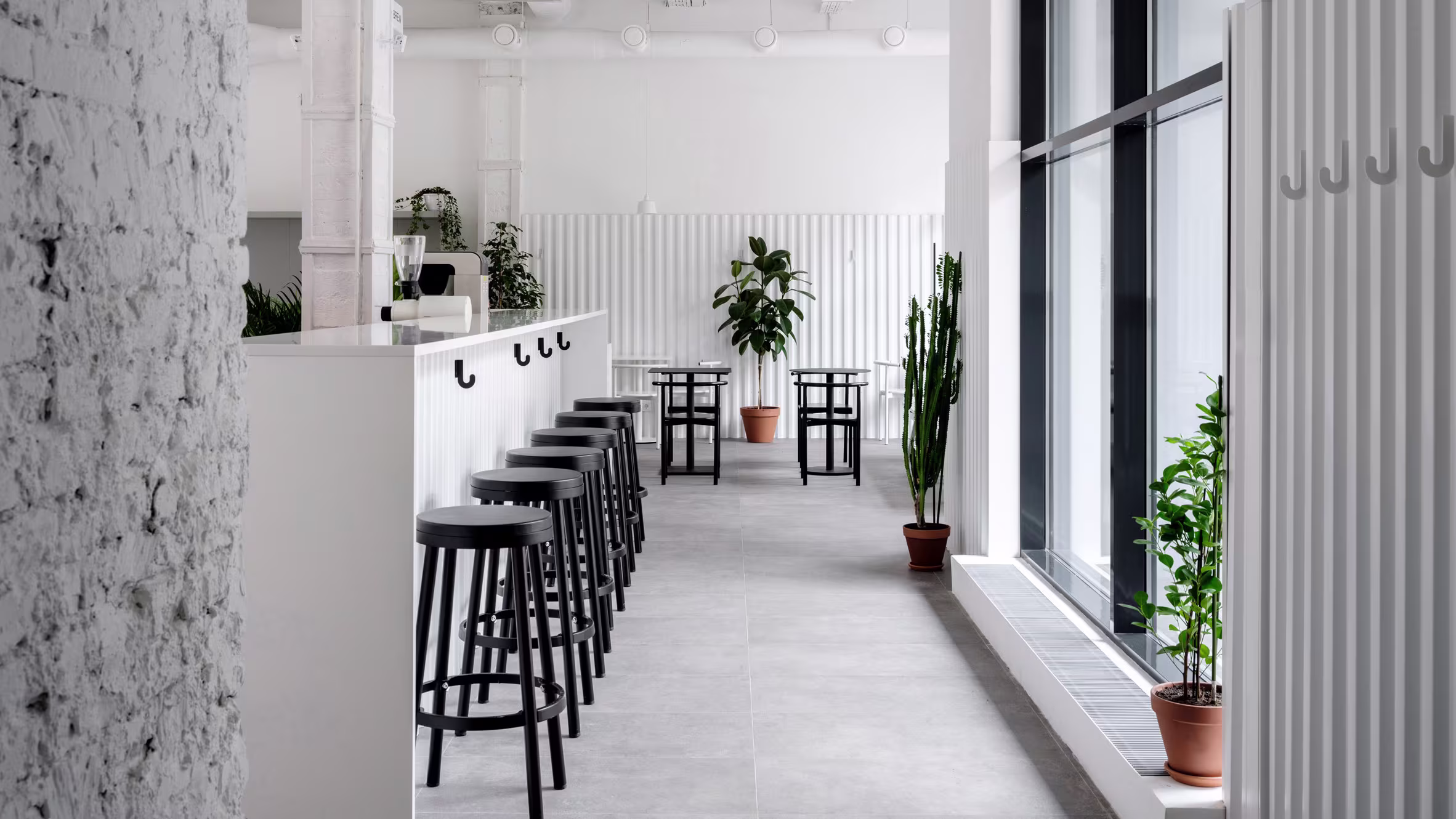No tendencēm uz pārmaiņām (White. Bloom-n-Brew cafe in Moscow, Asketik)